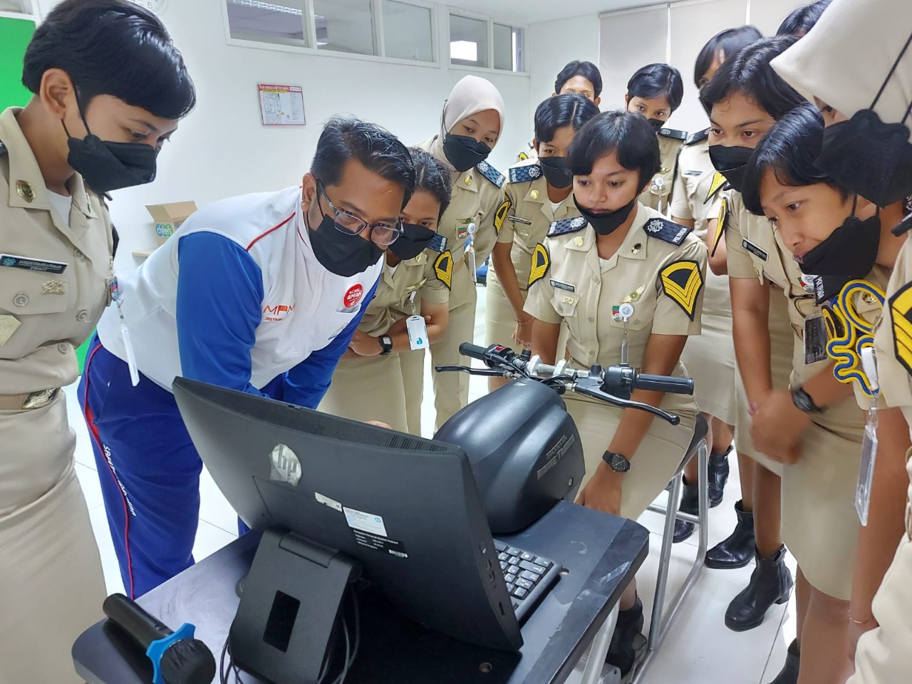 MPM Honda Jatim Serukan #Cari_Aman Ke Mahasiswa Poltrada Bali.